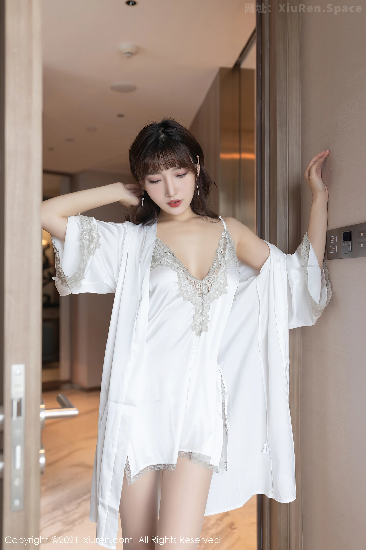 图片[2]-[XiuRen秀人网]VOL.3861 模特陆萱萱居家睡衣主题私房撩裙露超薄无内肉丝裤袜诱惑写真88P-秀人网官方网站